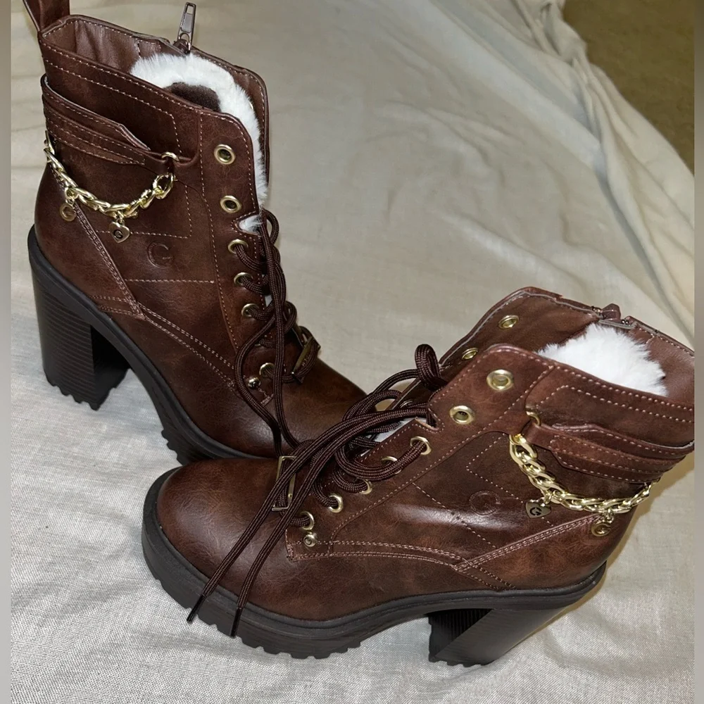 NWOT WOMANS GUESS BOOTIES - Picture 7 of 11